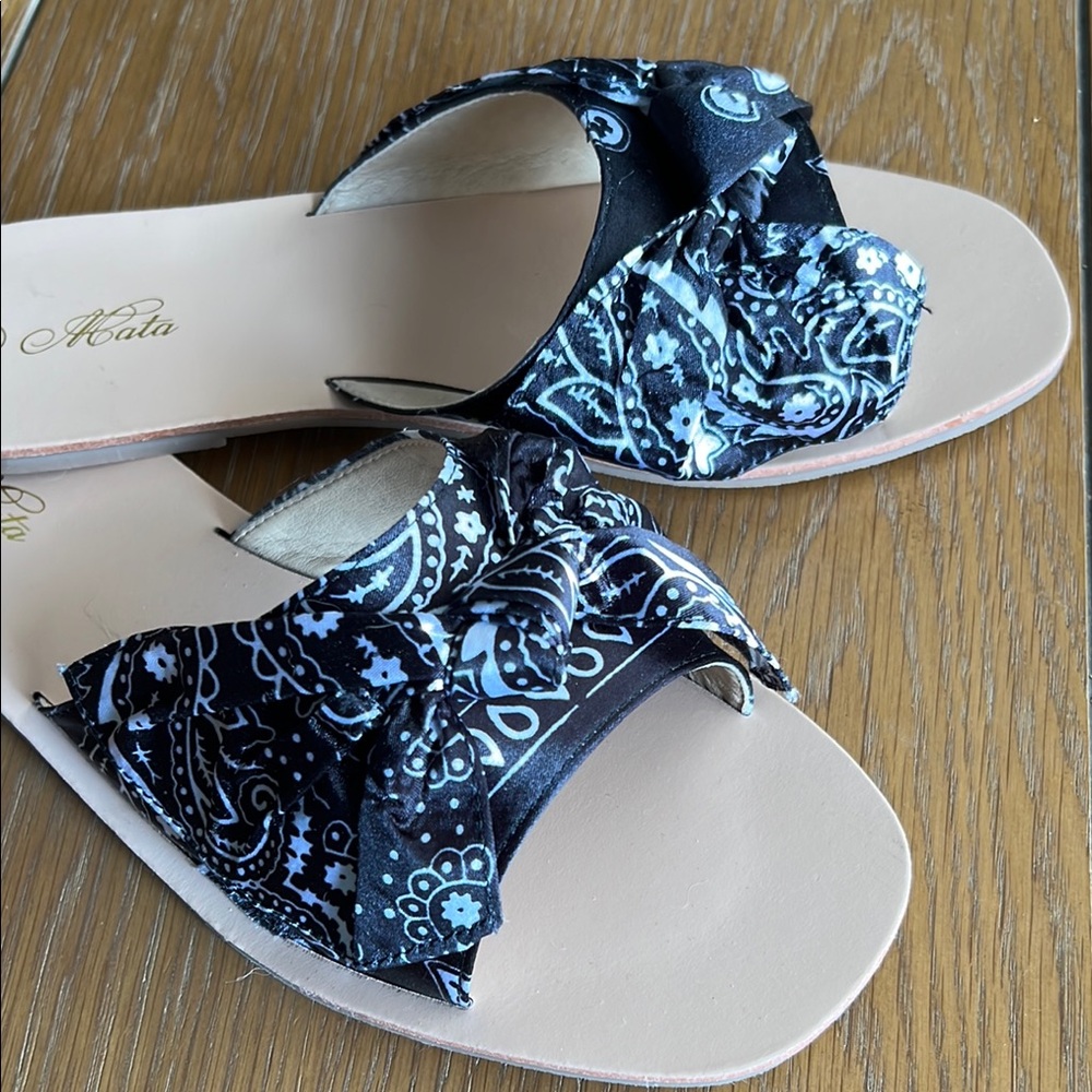 Stylish Black and White Women's Sandals - Picture 2 of 3